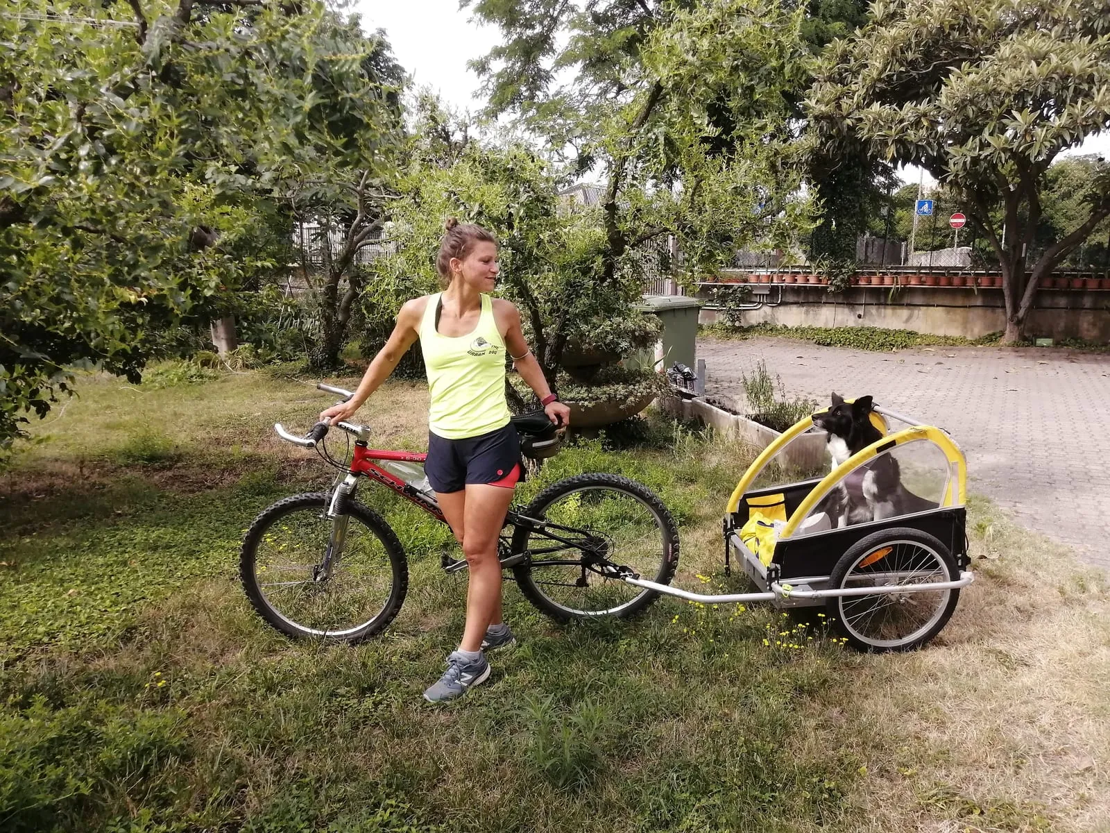 Accanto alla bicicletta, con il cane nel carrello