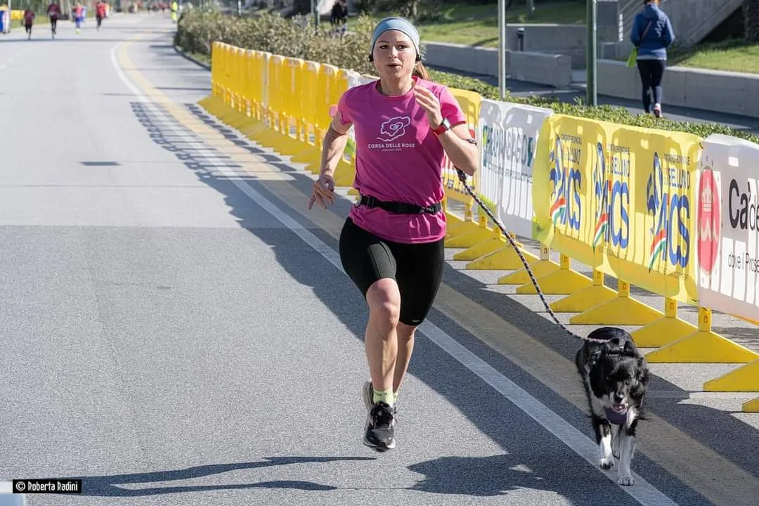 Di corsa durante una gara, con il cane al guinzaglio