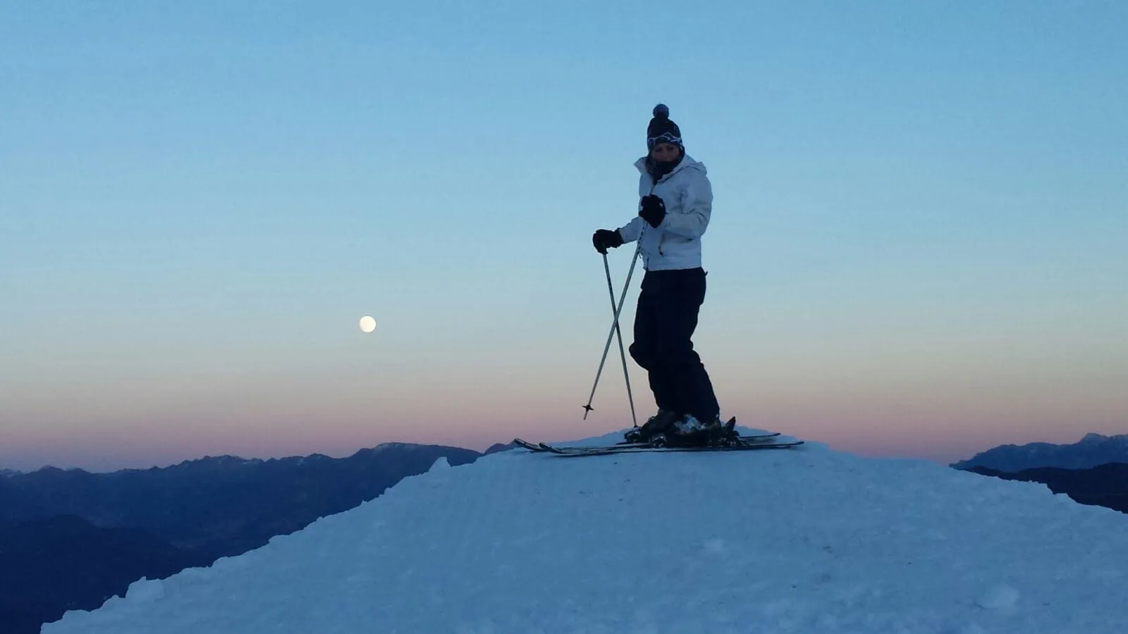 Sugli sci, in cima a un pendio innevato