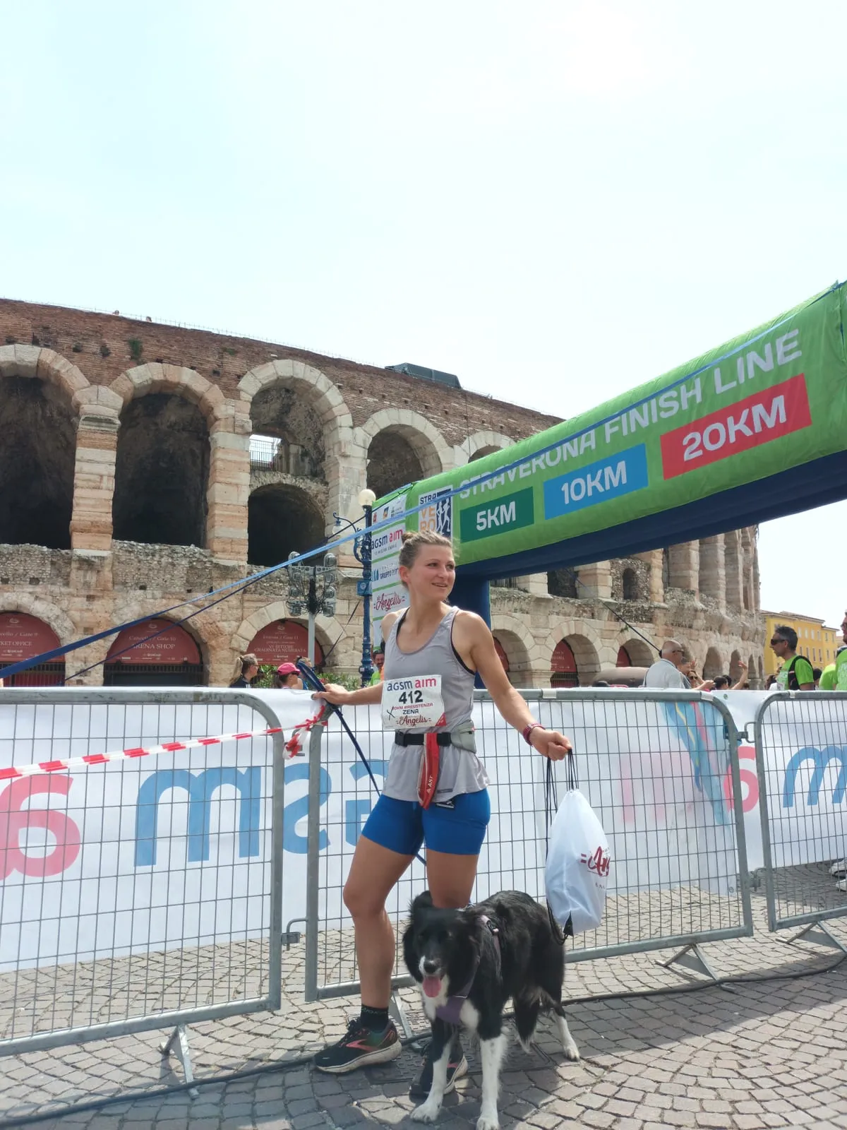 Al traguardo di una corsa, davanti all'Arena di Verona, con il cane