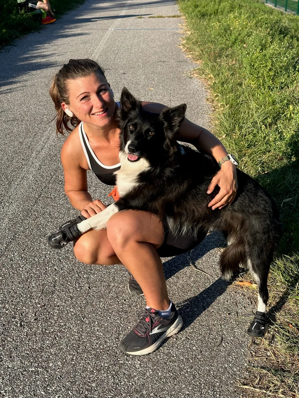 Zena Campedelli in tenuta da corsa, abbracciata al suo border collie